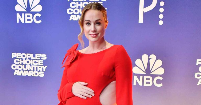 Pregnant Whitney Leavitt Shows Off Bump at Peoples Choice Country Awards 01 2024