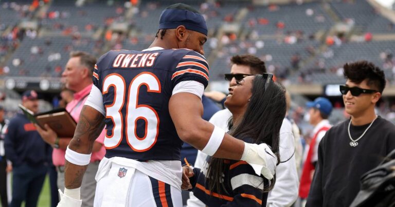 Simone Biles Gives Husband Jonathan Owens Sideline Kiss Before Bears Game 01 2024