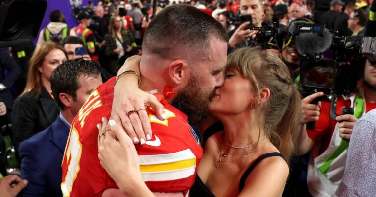 travis kelce taylor swift kiss 2008557096