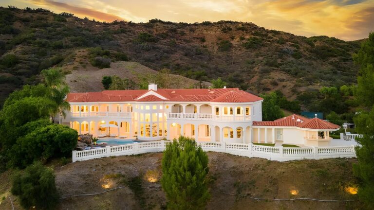 John Stamos commissioned this home to be built in 1992. Image Zillow 1