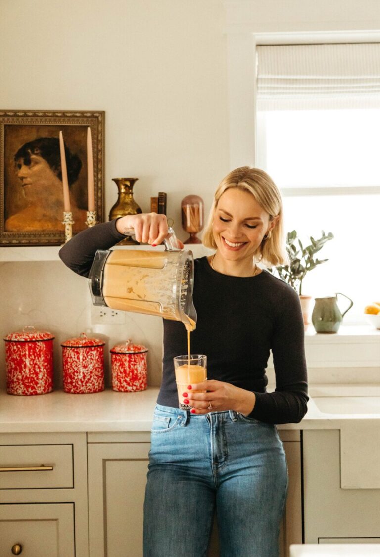 monique volz pouring smoothie 865x1268